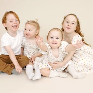 4 siblings photograph together